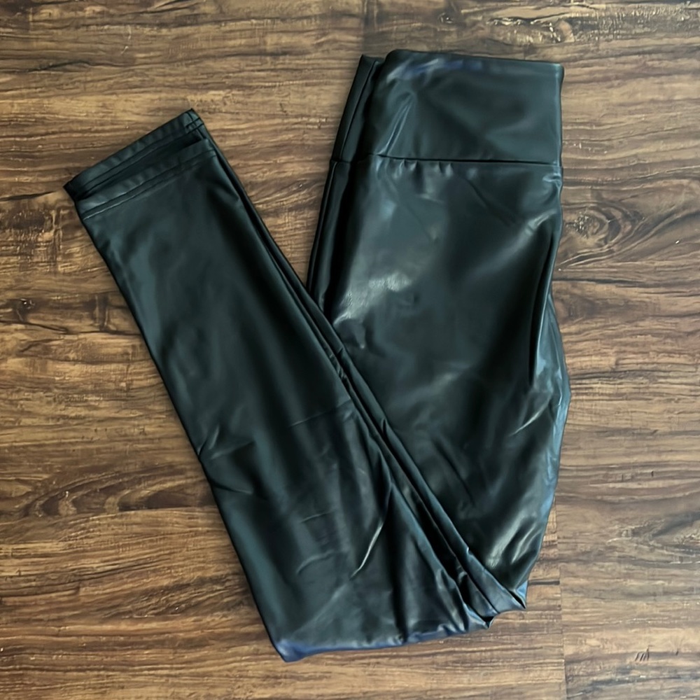 Faux black leather leggings by Entro